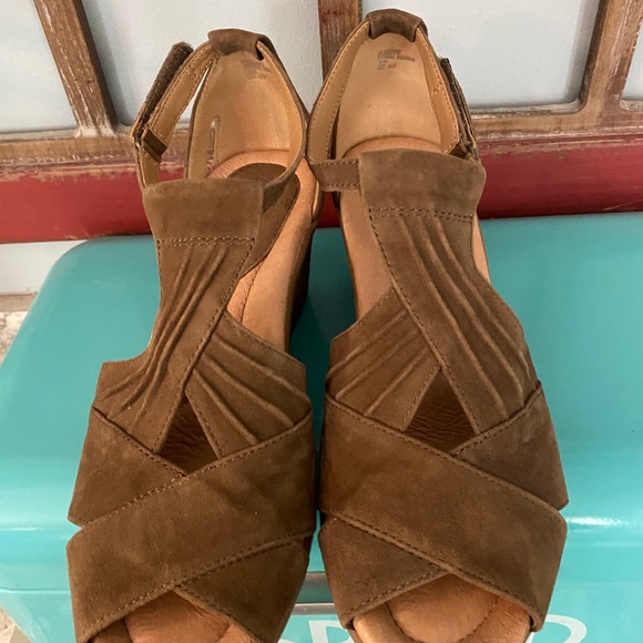 EARTH T-STRAP SANDALS - Picture 5 of 7